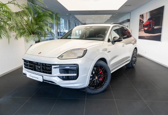 2025 Porsche Cayenne E-Hybrid PHEV Black Edition